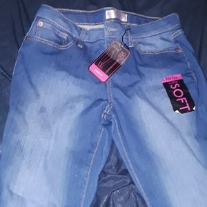 Mid Rise Super Soft No Boundaries Jean's Size 13